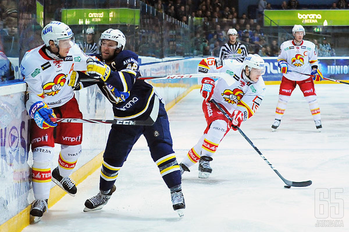 Markus Hännikäinen (#15) esiintyi edukseen Riku Hahlin laidalla.