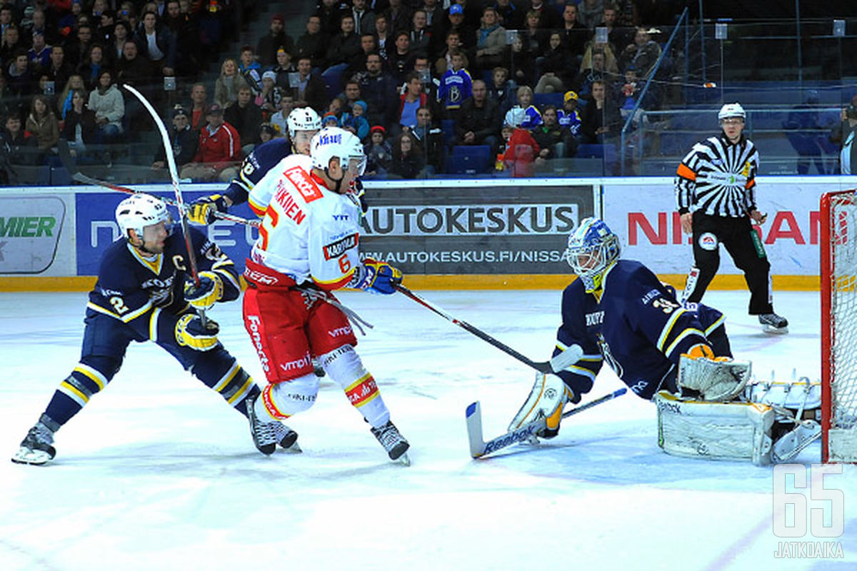 Pulkkinen sai napauttaa Blues-ottelun ratkaisuosuman.