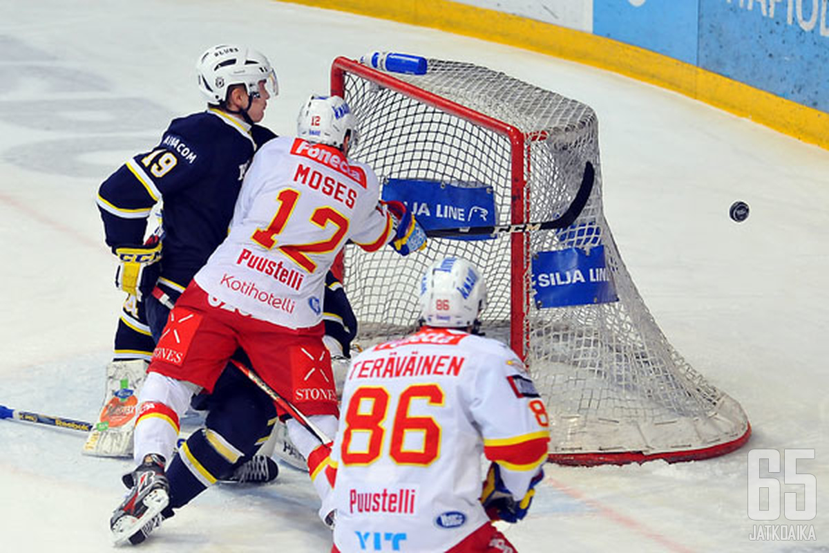 Bluesin täytyy onnistua pitämään Jokerit pois maalipaikoilta.