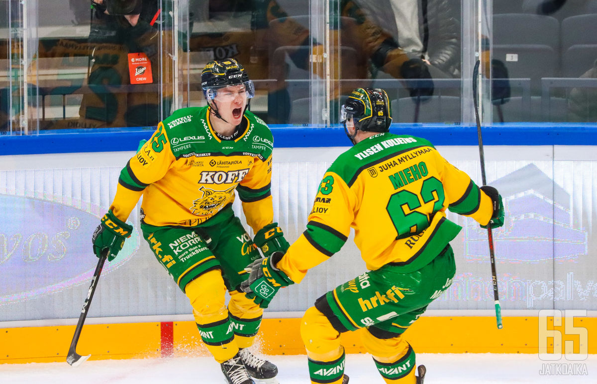 Antti Saarela (vas.) vietti todellista lentokeliä Nokia Arenan avausottelussa.