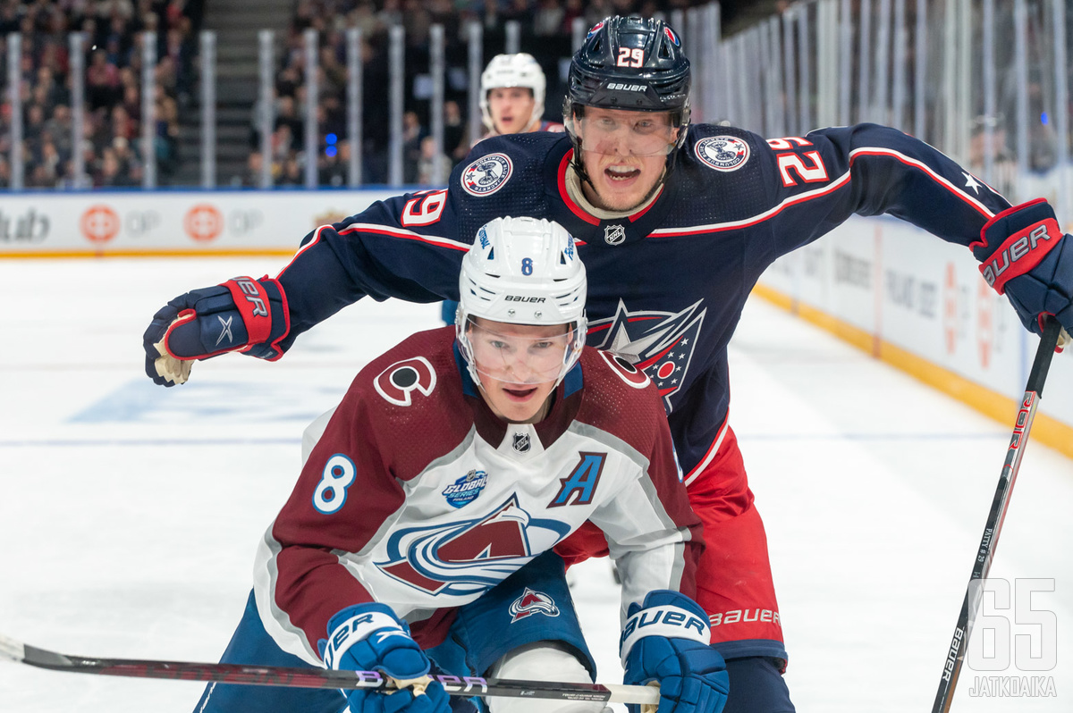 Patrik Laine (takana) siirtyy kanadalaisseura Montréal Canadiensiin.