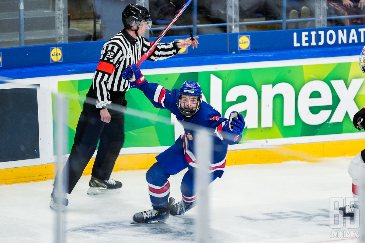 James Hagens valittiin turnauksen arvokkaimmaksi pelaajaksi.