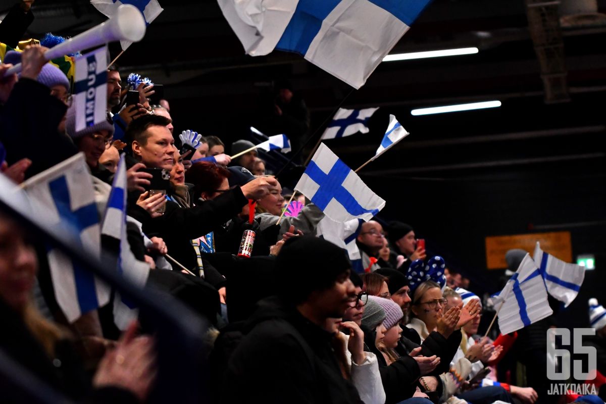 Suomalaisyleisö pääsee jännittämään Tyttöleijonien puolivälierää torstaina.