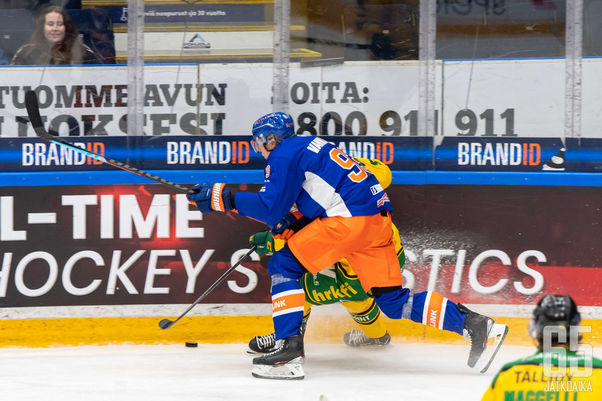 Vanhatalo ja Puhakka ehtivät edustaa Tapparaa harjoituskaudella.