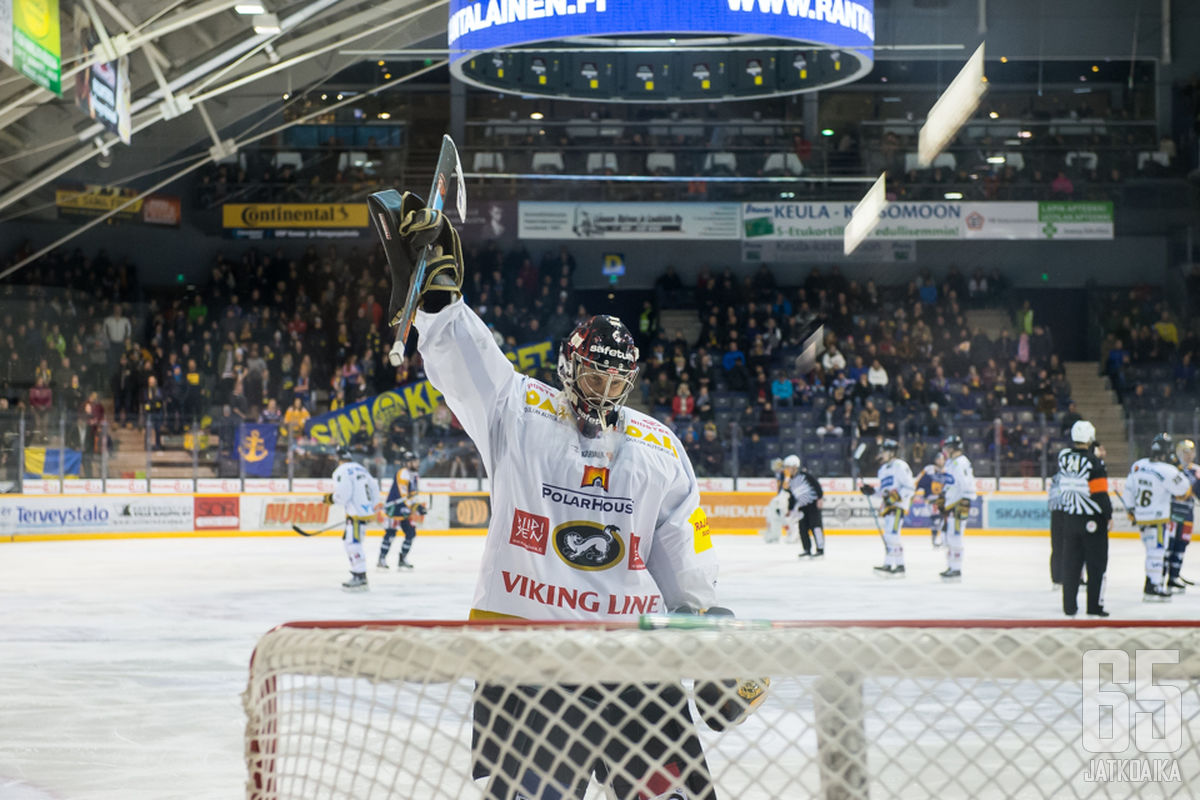 Jussi Rynnäs venytti itseään muutenkin kuin pelikatkoilla.