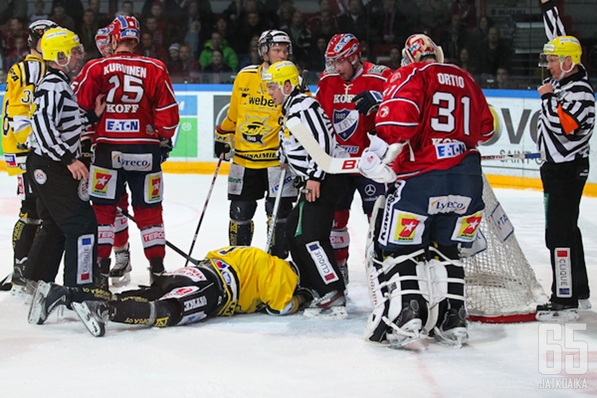 Jari Sailio (kesk.) pitää huolen, että HIFK-maalin edessä ei ole mukavaan.