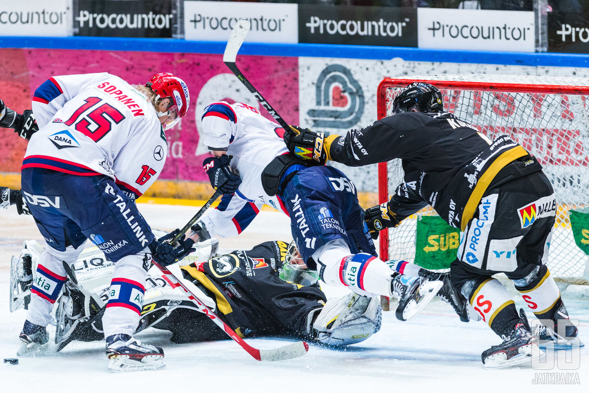 HIFK:n ja Kärppien välisessä ottelusarjassa ei enää katsella, vaan taistelu on kovaa.