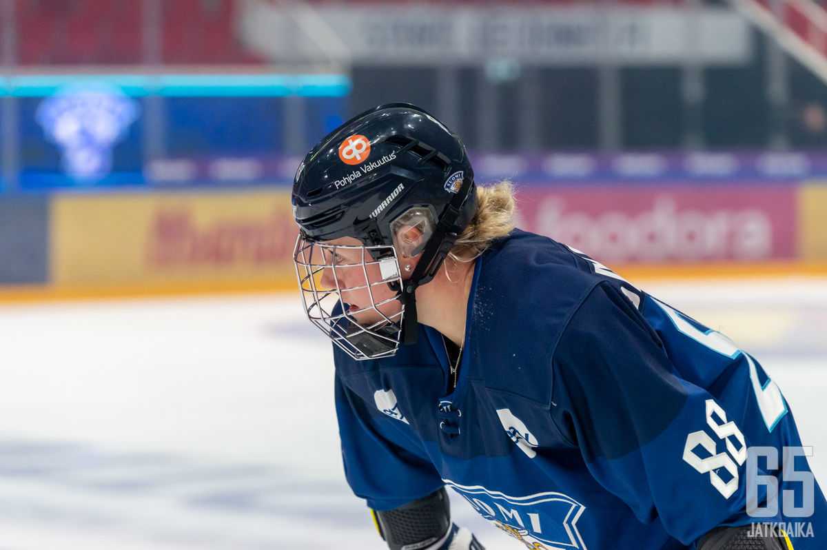 Naisleijonien runkopuolustaja Ronja Savolainen debytoi PWHL:ssä.