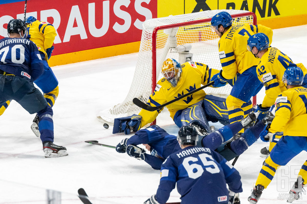 Manninen (65) oli jälleen ottelun tiimellyksessä monessa mukana.