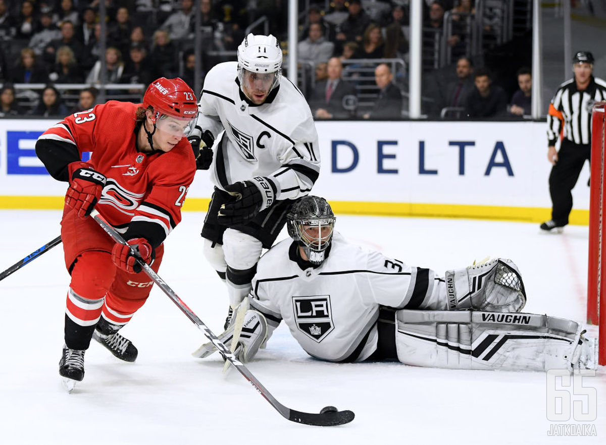 Jonathan Quick ei päästänyt tästäkään tilanteesta kiekkoa maaliin.