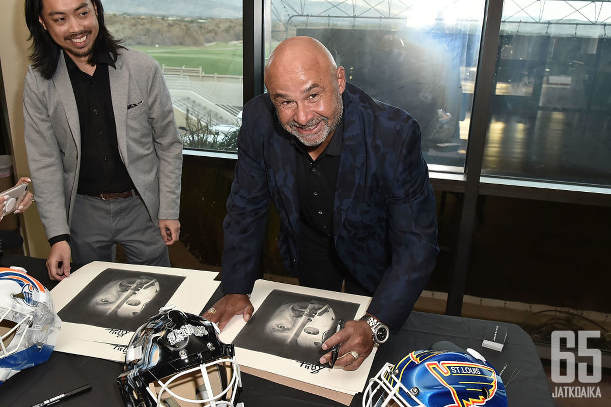 Viisinkertainen Stanley Cup -voittaja Grant Fuhr kirjoittamassa nimikirjoituksia hänestä kertovan dokumentin ensi-illassa.