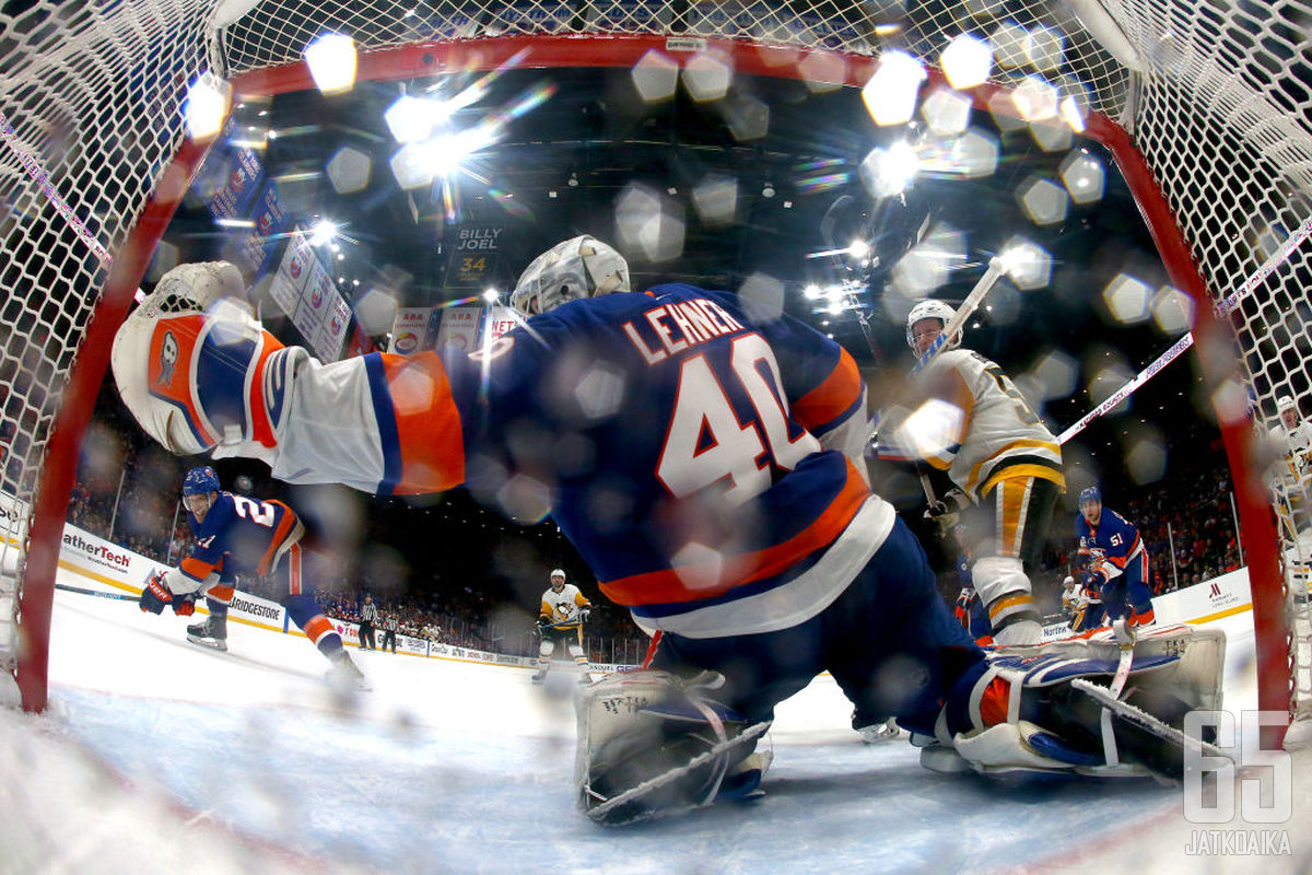 Lehner torjuu jatkossa kiekkoja Chicagossa.