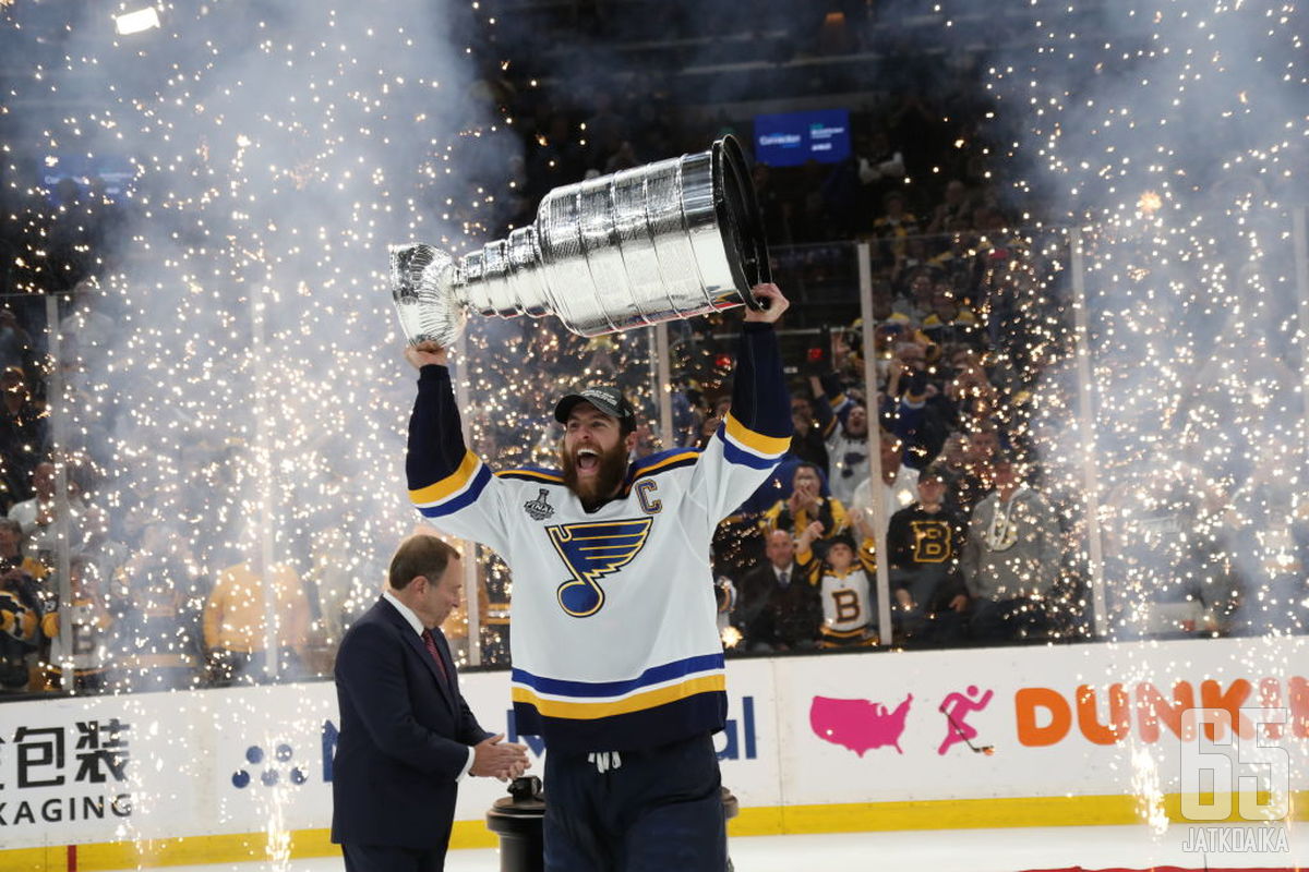 Alex Pietrangelo nosti Stanley Cupin ilmaan.