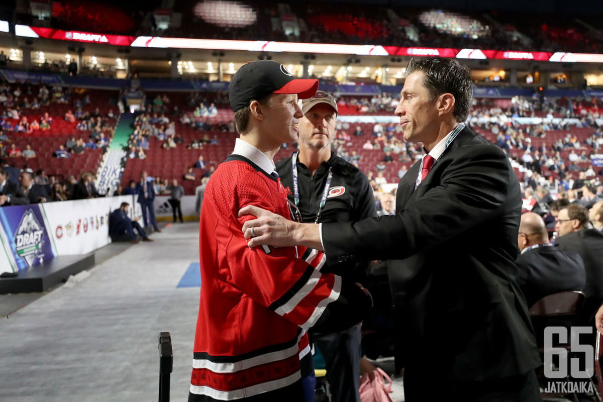 Carolina Hurricanes varasi Patrik Puistolan kolmannella kierroksella. 