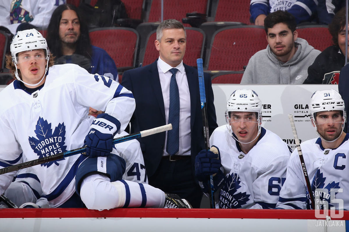 Sheldon Keefe myhäilee Toronto Maple Leafsin penkin takana. Joukkueen suoritustasoon kelpaakin olla tyytyväinen.