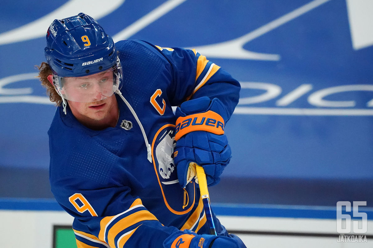 Koko NHL-uransa Buffalo Sabresia edustanut Jack Eichel menettää kapteenin C-kirjaimen rinnastaan.