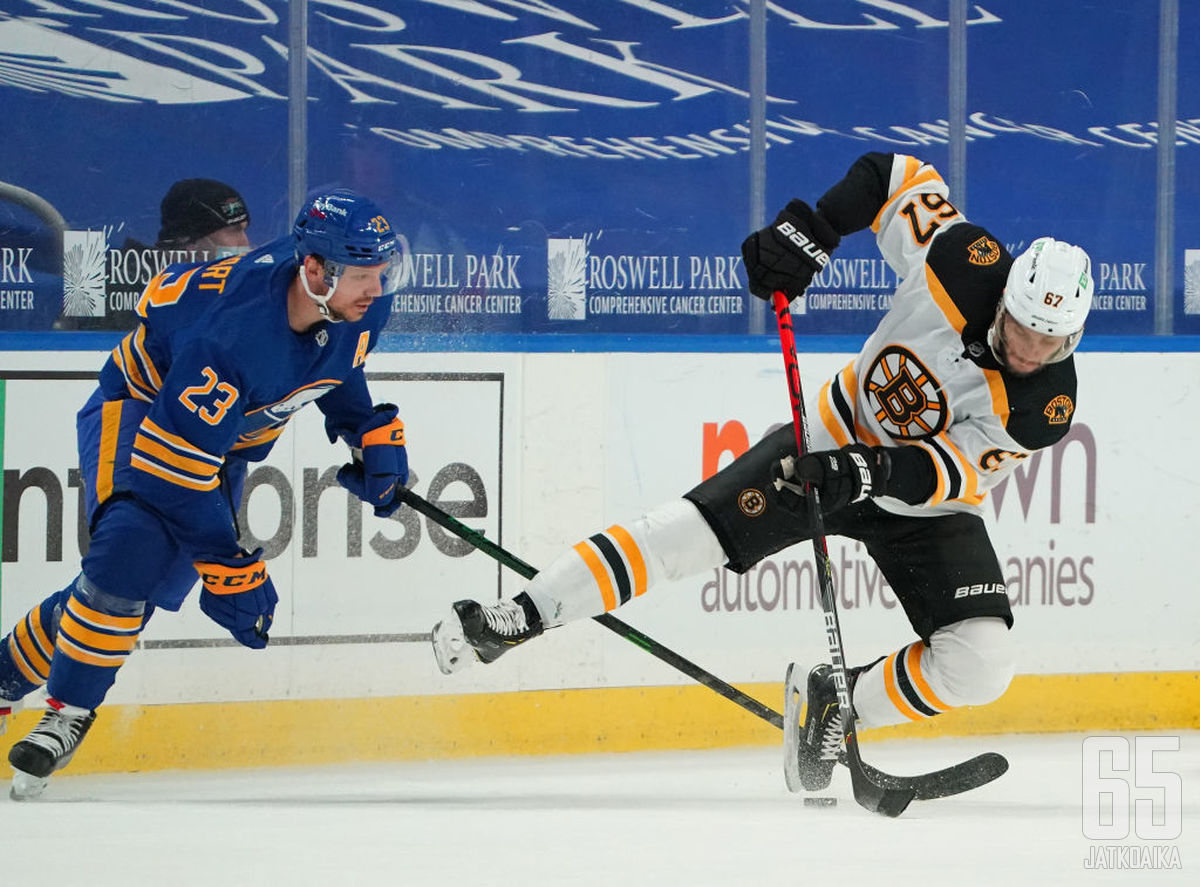 Bruins-pelaajilla kiekko poltti lavassa kuten Jakub Zbořililla tässä. Sam Reinhartin mailankäyttö oli vakaampaa.