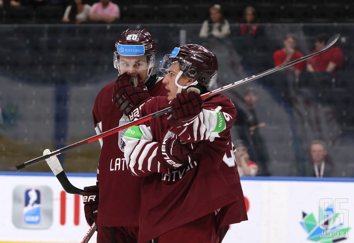 Joukkueen kapteeni Ralfs Bergmanis (oik.) syötti molemmat Latvian maalit Slovakiaa vastaan. 