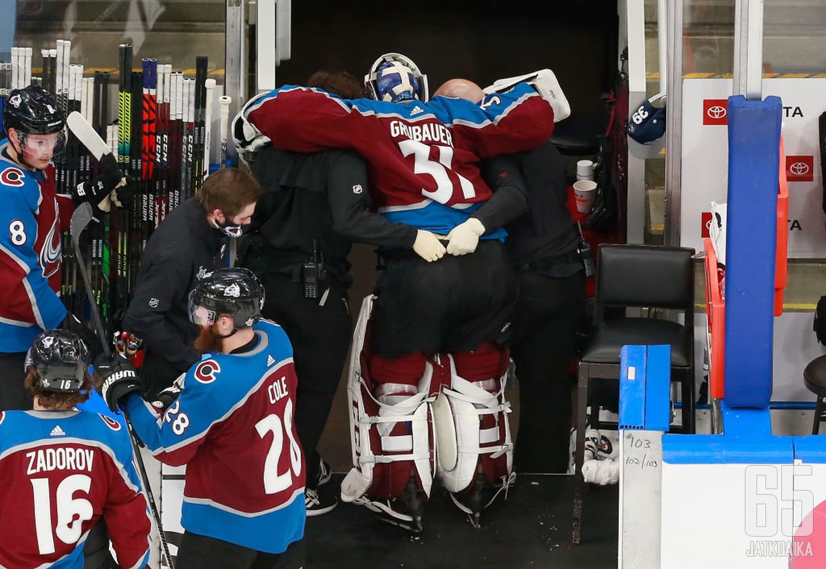 Philipp Grubauer joutui jättämään ottelun kesken.