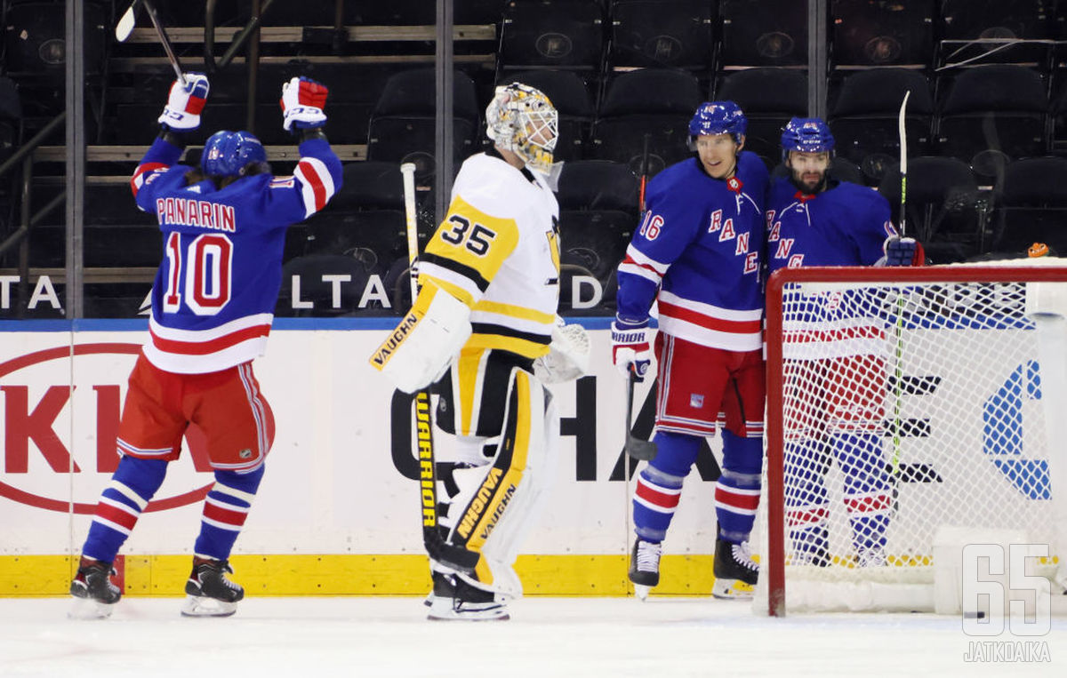 Rangers järjesti maalikarkelot Artemi Panarinin (10) toimiessa seremoniamestarina.