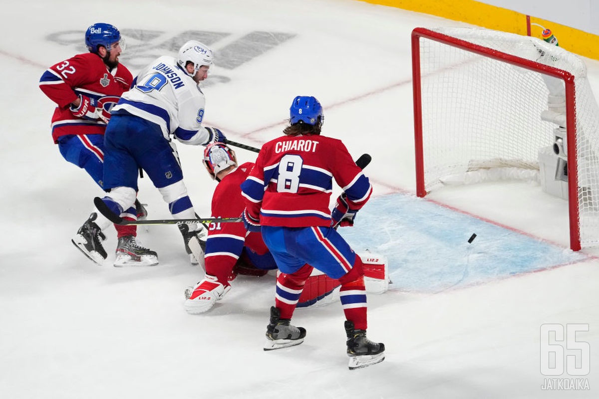 Tyler Johnson oli ottelun hahmoja kahdella täysosumallaan. Tässä syntyy niistä toinen. Erik Gustafsson, Carey Price ja Ben Chiarot voivat vain seurata katseellaan.