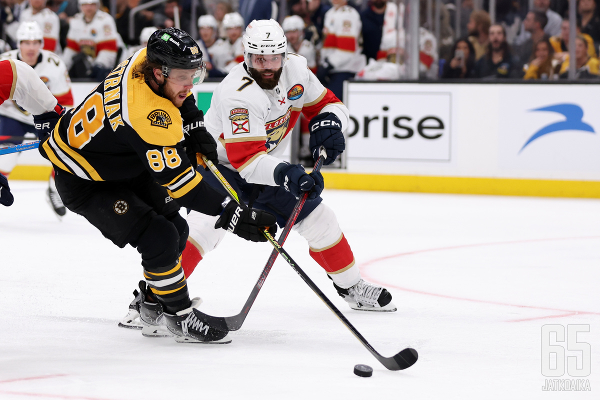 Zach Bogosian of the Tampa Bay Lightning wears a special jersey for  Fotografía de noticias - Getty Images