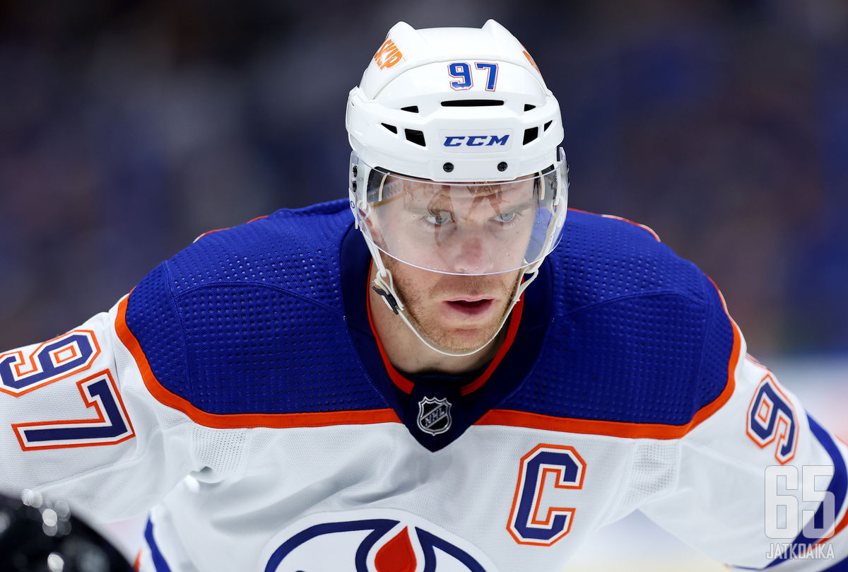 TAMPA, FLORIDA - NOVEMBER 08: Connor McDavid #97 of the Edmonton Oilers looks on during a game against the Tampa Bay Lightning at Amalie Arena on November 08, 2022 in Tampa, Florida. (Photo by Mike Ehrmann/Getty Images)