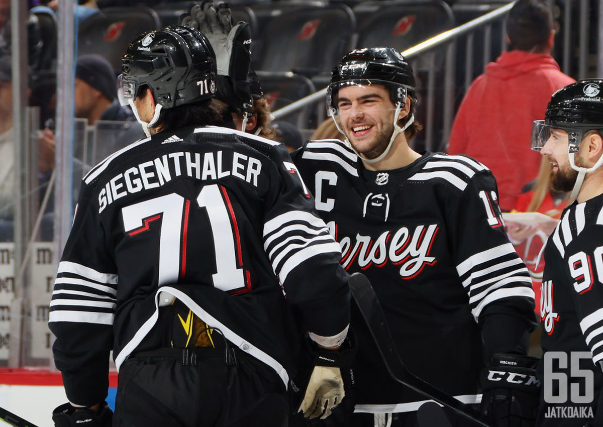 Nico Hischier(oik.) ja Jonas Siegenthaler saapuvat vahvistamaan Sveitsiä.