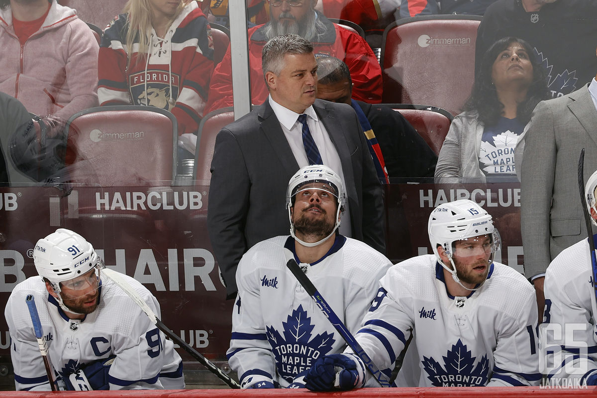 Sheldon Keefe sai jatkoa Toronto Maple Leafsin peräsimessä.