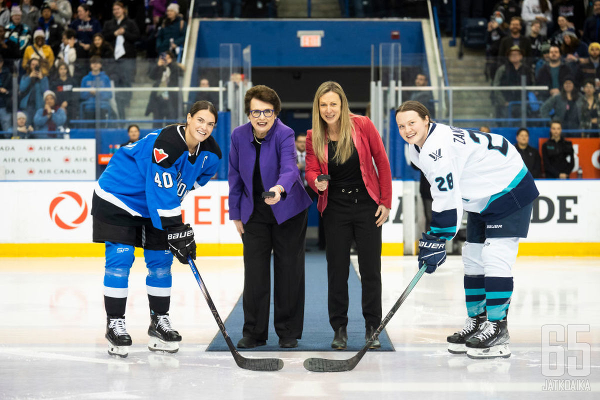 Tennislegenda ja PWHL:n taustavoima Billie Jean King pudotti seremoniallisen avauskiekon. Kuvassa myös sarjan komissaari Jayna Hefford sekä kapteenit Toronton Blayre Turnbull ja New Yorkin Micah Zandee-Hart.