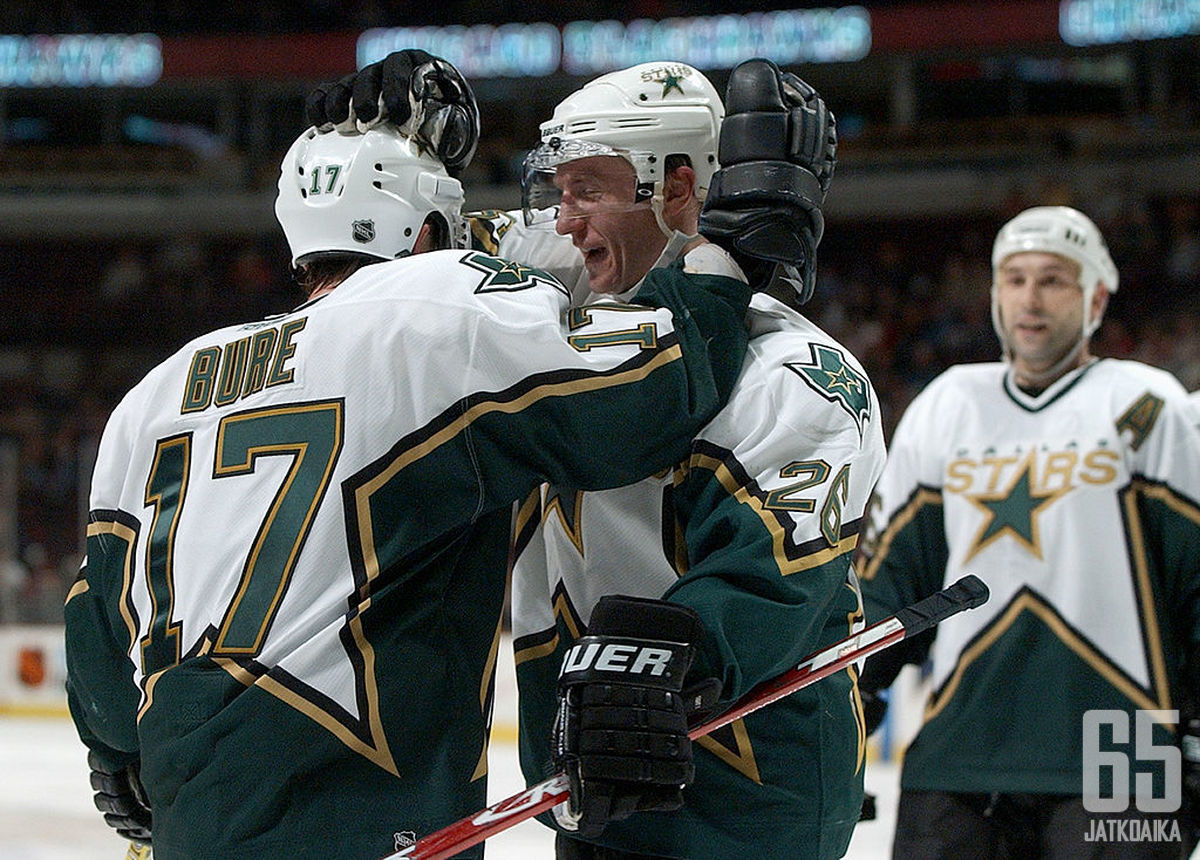 CHICAGO - MARCH 14:  Valeri Bure #17 and Jere Lehtinen #26 of the Dallas Stars celebrate a goal during the game against the Chicago Blackhawks on March 14, 2004 at the United Center in Chicago, Illinois. The Stars defeated the Blackhawks 4-0.  (Photo by J