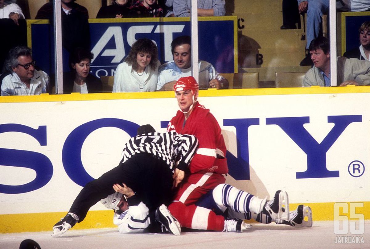 Stu Grimson (kasan ylimpänä) totuttiin urallaan näkemään nyrkkihippasilla.