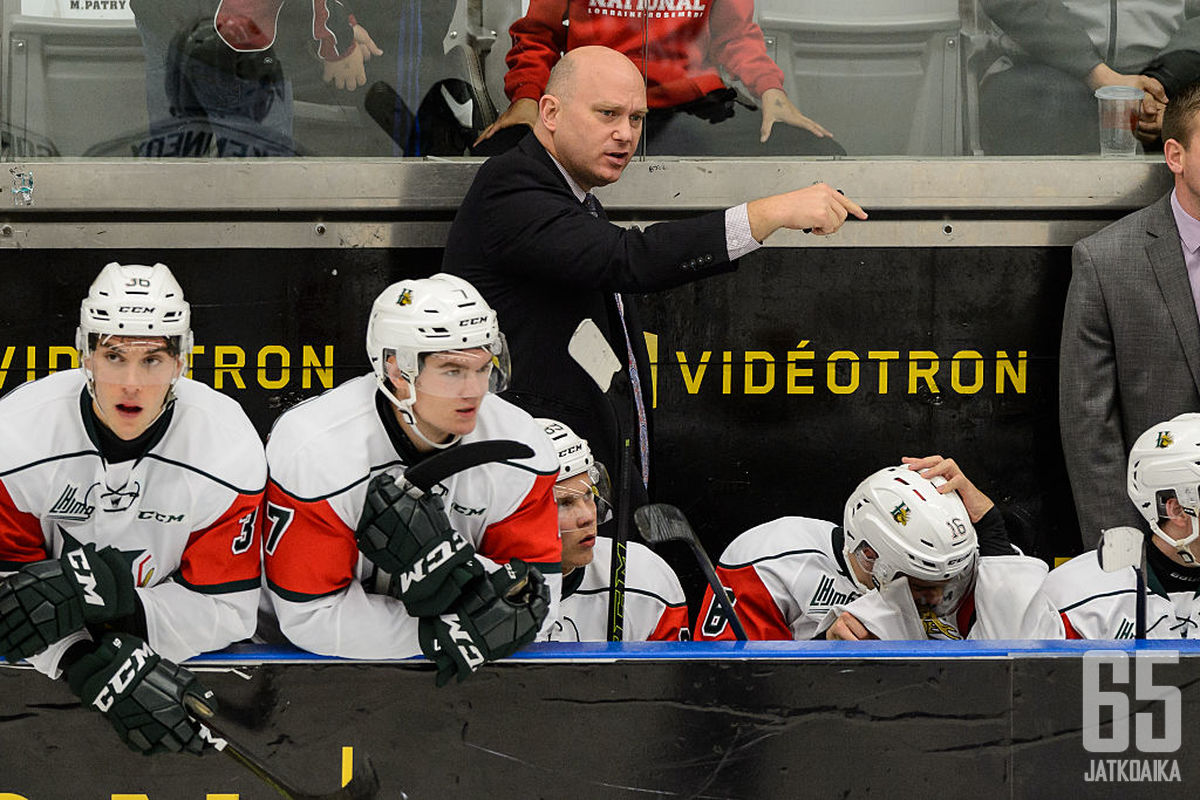 Kanadan nuorten maajoukkueen päävalmentaja André Touringy tositoimissa.