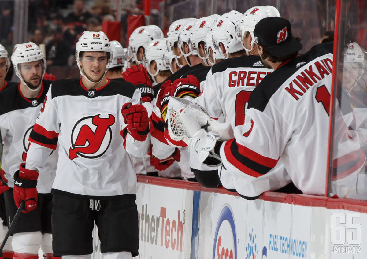 Nico Hischier teki ensimmäiset NHL-maalinsa.