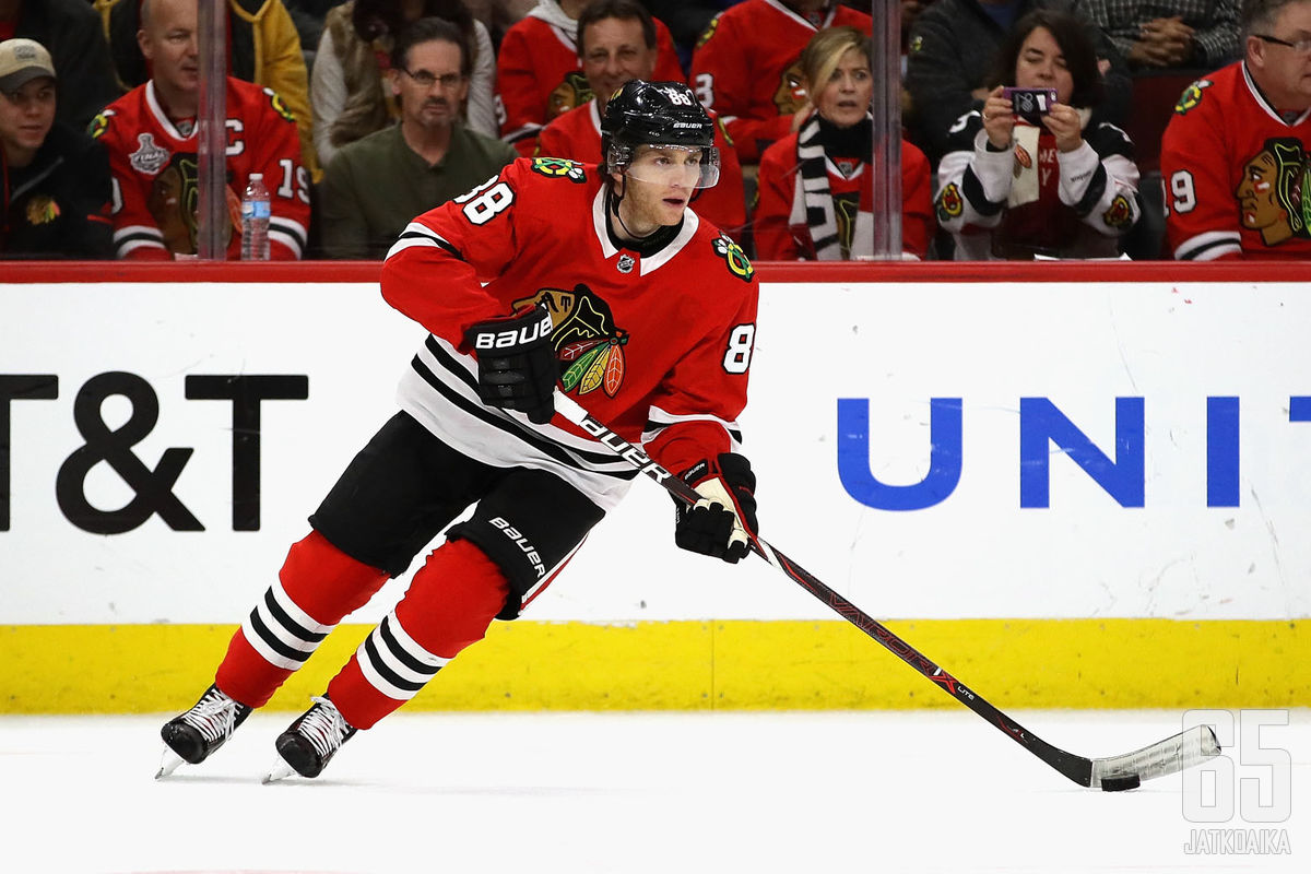 CHICAGO, IL - FEBRUARY 21:  Patrick Kane #88 of the Chicago Blackhawks controls the puck against the Ottawa Senators at the United Center on February 21, 2018 in Chicago, Illinois. The Blackhawks defeated the Senators 3-2 in a shoot out.  (Photo by Jonath