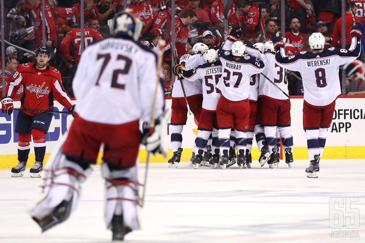 Blue Jackets juhlimassa ottelun voittoa viime kauden pudotuspeleissä.