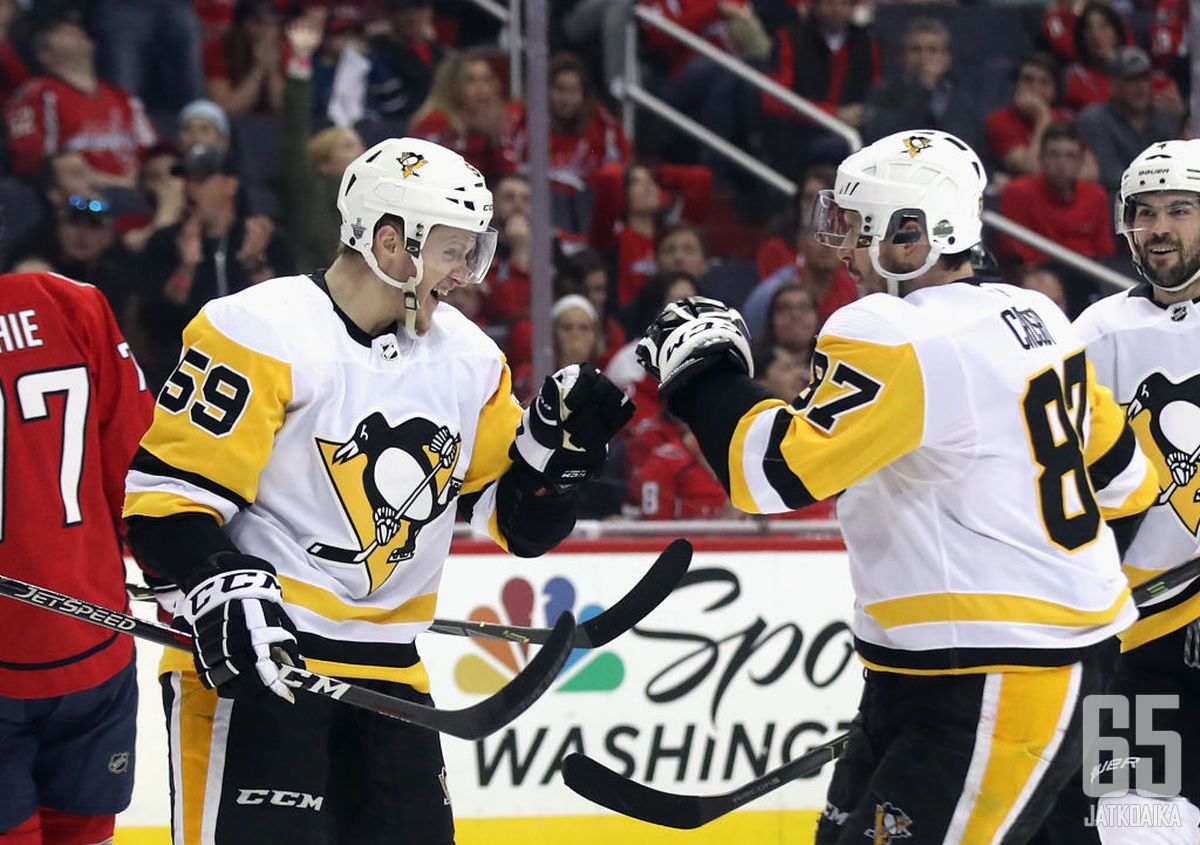 Tuttu näky myös tulevalla kaudella: Jake Guentzel ja Sidney Crosby juhlimassa maalia.