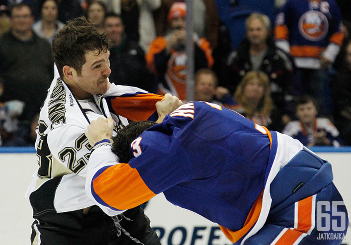 Steve Downie ja Travis Hamonic tappelussa.