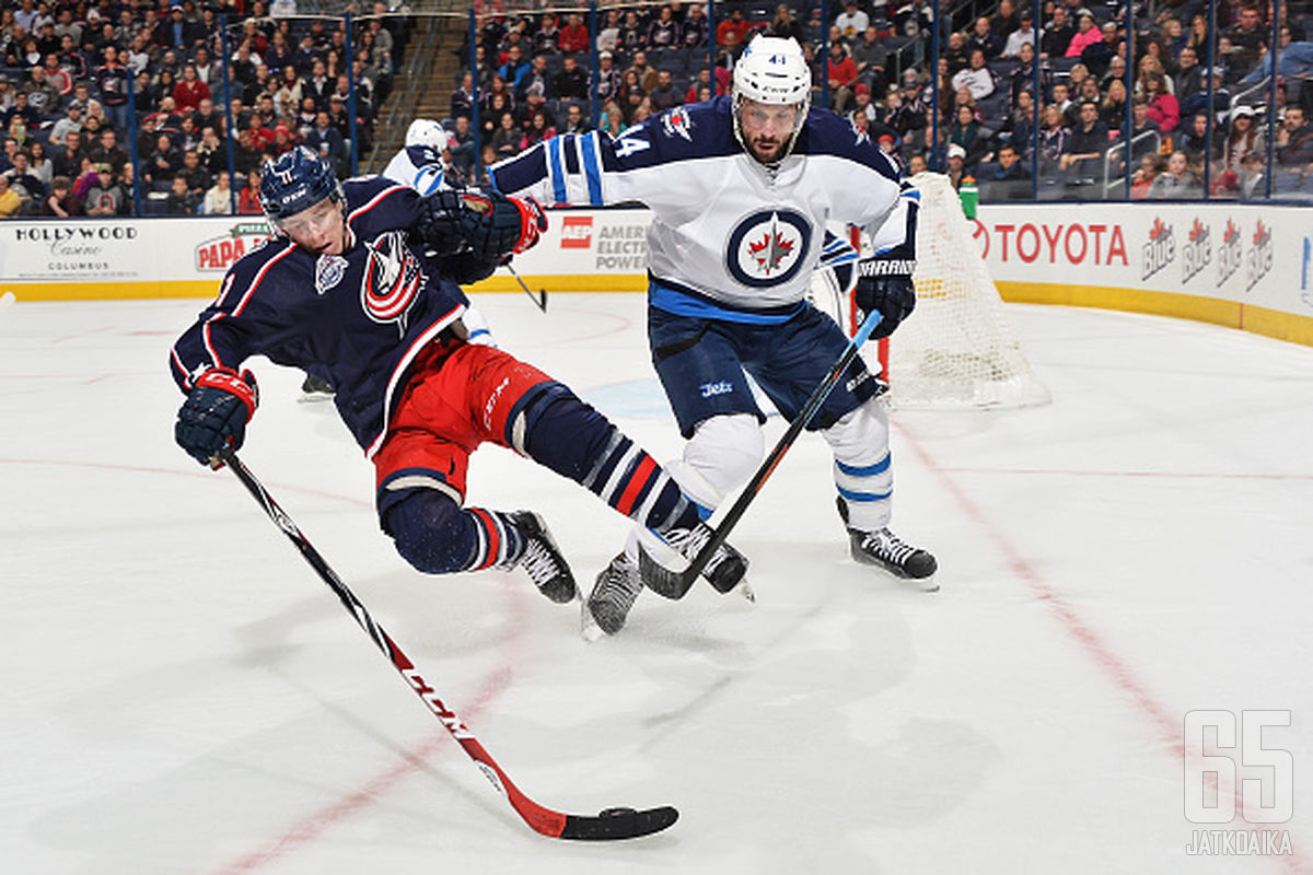 Zach Bogosianin (oik.) loukkaantuminen pahentaa Winnipeg Jetsin muutenkin vaikeaa loukkaantumistilannetta.