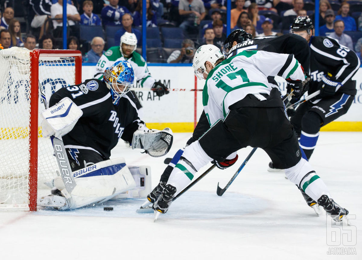 Budaj torjuu jatkossakin Lightningin maalilla.