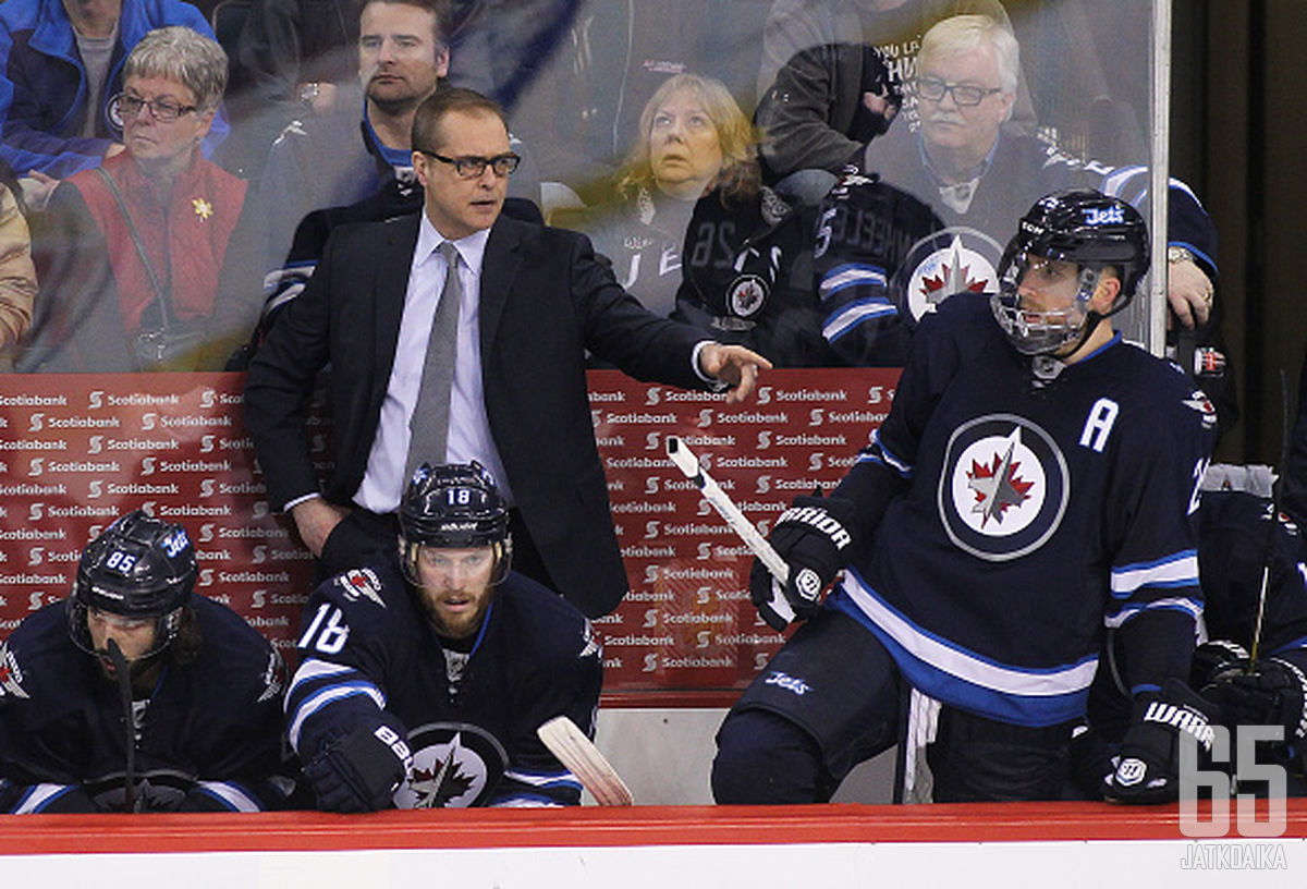  Blake Wheeler peri Jets-kapteeniuden Andrew Laddilta.