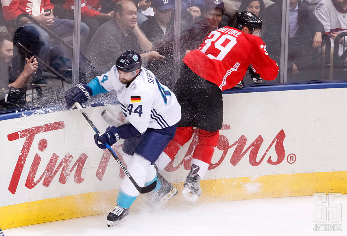 Dennis Seidenberg edustaa maajoukkuetasolla Saksaa ja vuoden 2016 World Cupissa Euroopan joukkuetta.