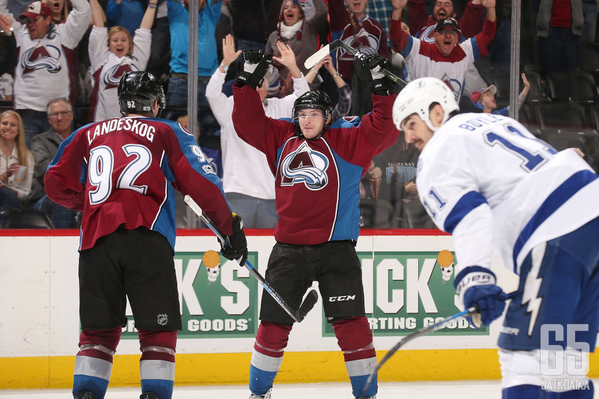 Tuulettavatko Landeskog (vas.) ja Duchene (kesk.) Avalanche-paidassa vielä maaliskuussakin?