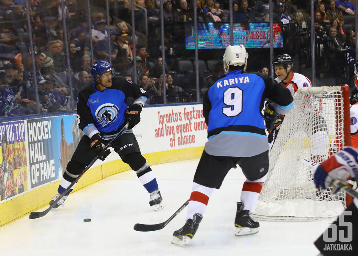 Teemu Selänne ja Paul Kariya pelasivat jälleen yhdessä, kun Hockey Hall of Fame -viikonloppuna legendat kohtasivat toisensa näytösottelussa.