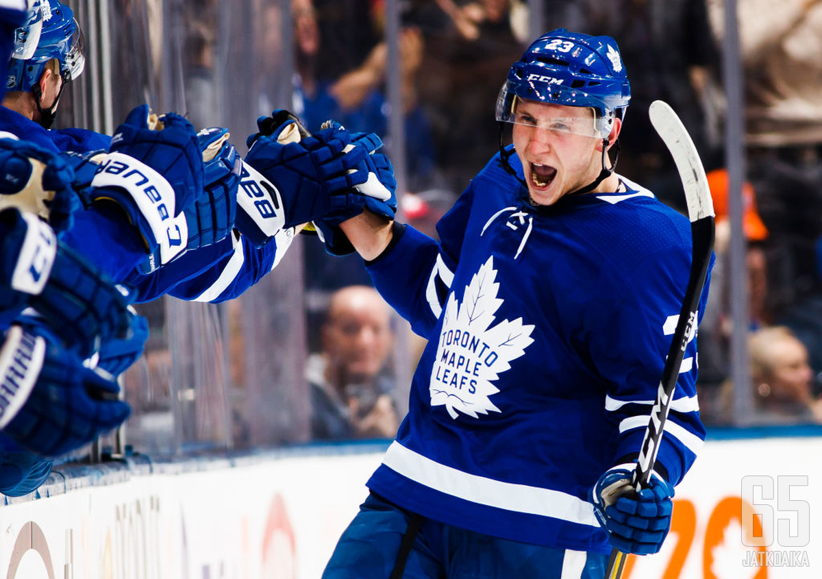 Travis Dermott jatkaa seuraavat kaksi kautta Maple Leafs -ryhmässä.