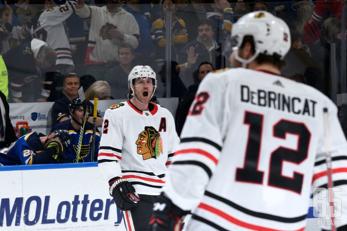 Duncan Keith on tottunut johtamaan Blackhawksia myötä- ja vastamäessä. Alex DeBrincat on vielä tulevaisuuden nimi uudistuvassa joukkueessa.