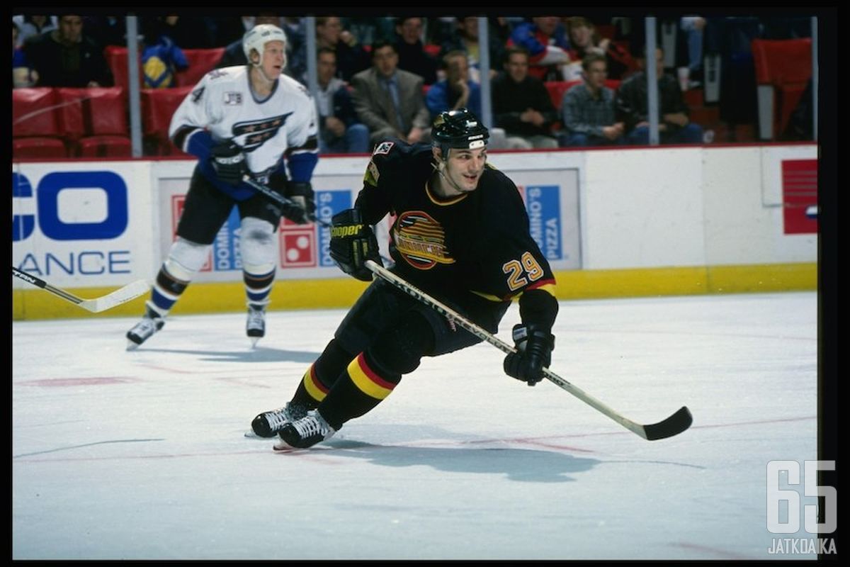 Gino Odjick muistetaan erityisesti Canucks-paidasta.