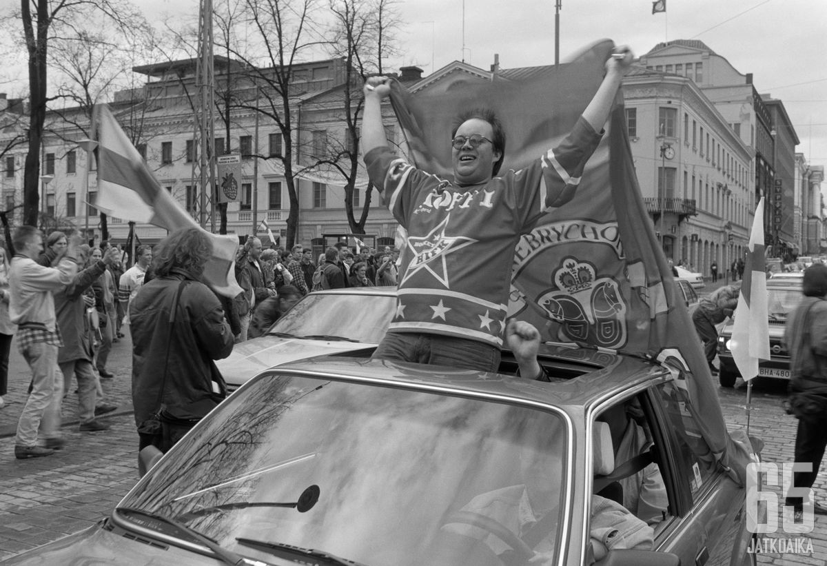 Sponsorointi valtasi 1980- ja 1990-luvuilla alaa jääkiekkokulttuurissa. Kuva on Helsingin kaupunginmuseon arkistosta.