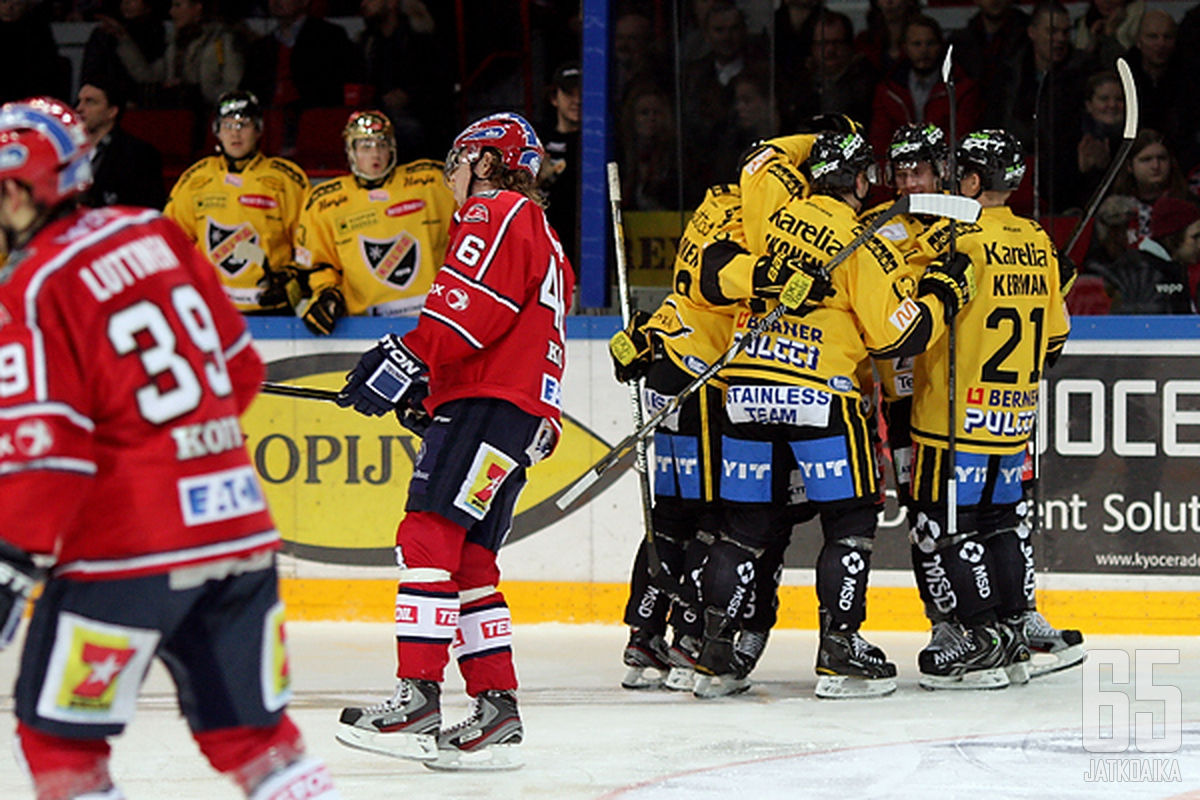 HIFK-pelaajat joutuivat poistumaan päät painuksissa KalPan juhliessa