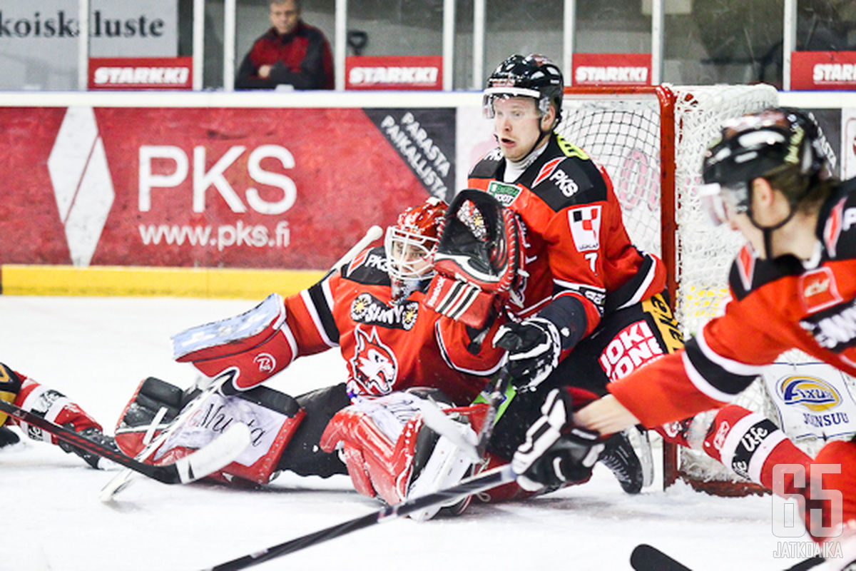 Timo Niemi ja Jokipojat-pakit esiintyivät terävästi.